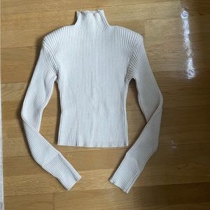 Strong shoulder mock turtleneck